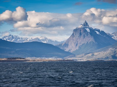 Uitzicht op de bergketen bij Ushuaia vanaf zee, startpunt van de route rondreis Antarctica.
