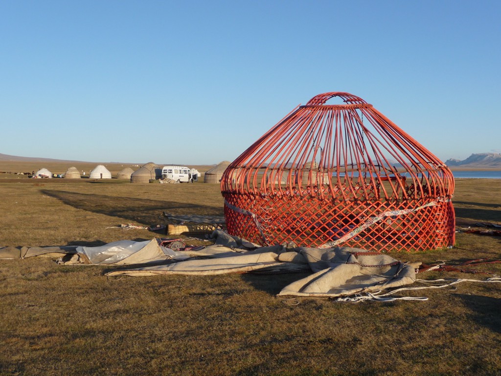Opbouw van een traditionele yurt op de steppe tijdens een groepsrondreis langs de Zijderoute.