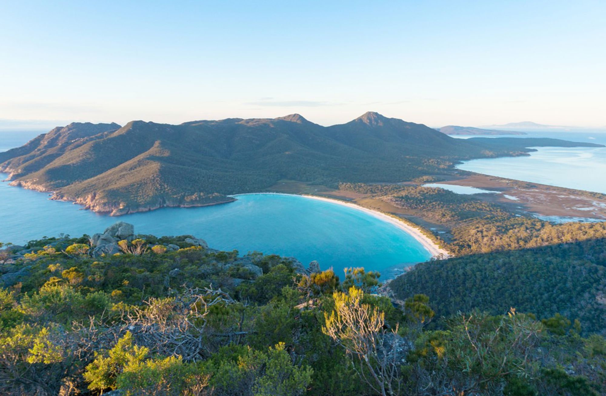 Uitzicht op Wineglass Bay in Freycinet National Park, Tasmanië, Australië.