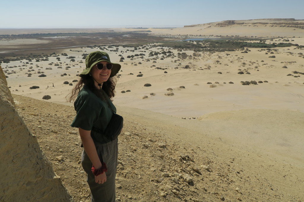 Reiziger kijkt uit over de woestijn in Egypte tijdens een groepsrondreis Egypte.