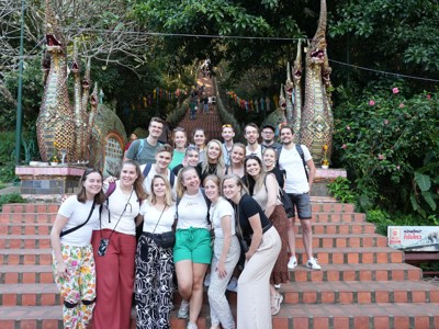 Jongerenreisgroep op de trap naar de Doi Suthep-tempel in Chiang Mai, Thailand.