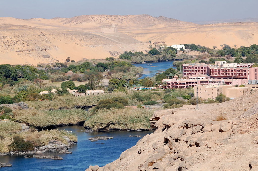 Uitzicht op de Nijl met groene oever en woestijnlandschap tijdens de groepsrondreis Egypte Hoogtepunten.
