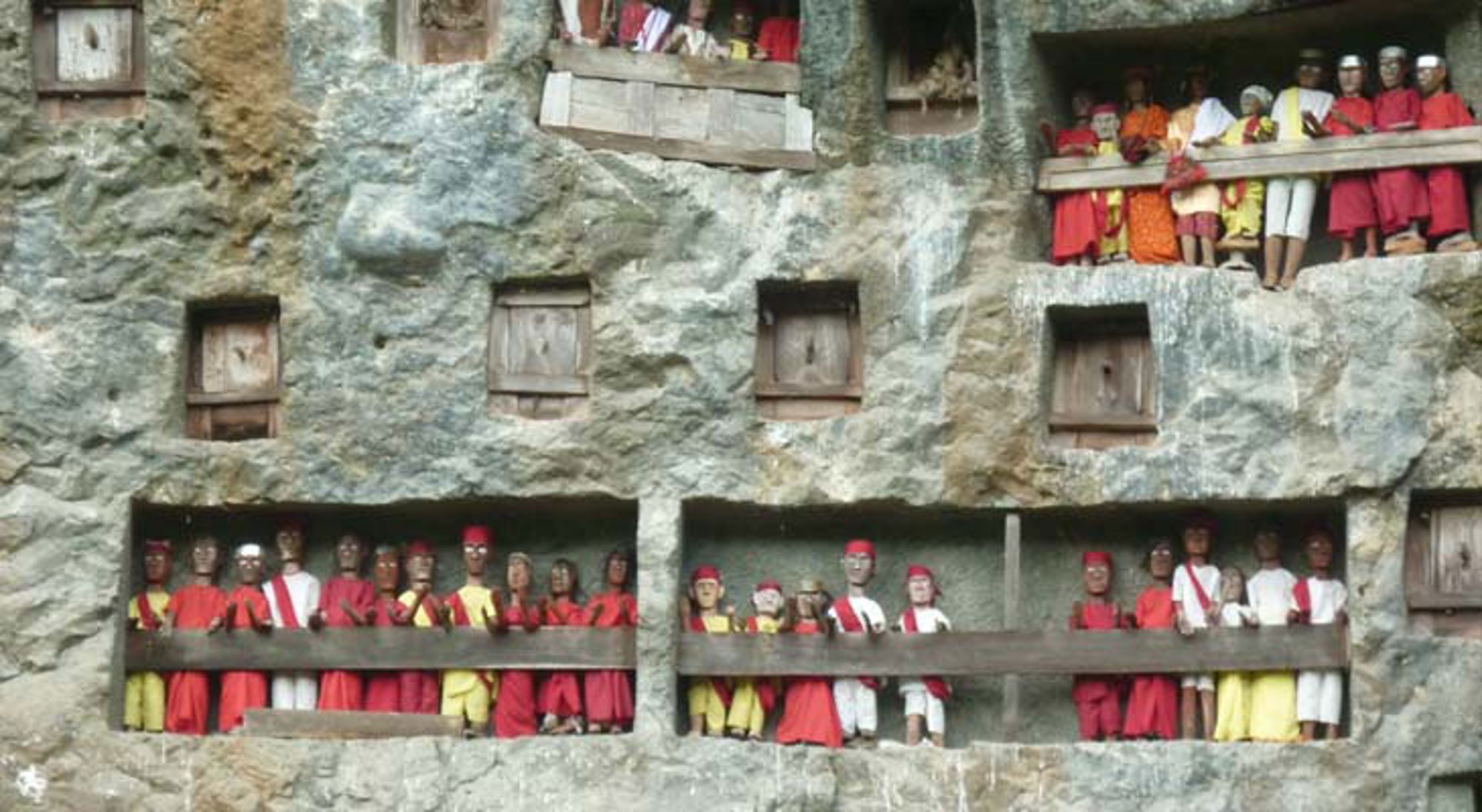 Tana Toraja traditie Indonesië Silhouetten van bezoekers bij een tempelcomplex in Indonesië.