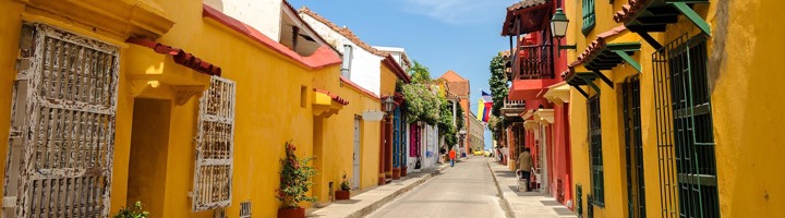 Kleurrijke straat met koloniale gevels in Cartagena, Colombia, voor rondreizen door Midden- en Zuid-Amerika.