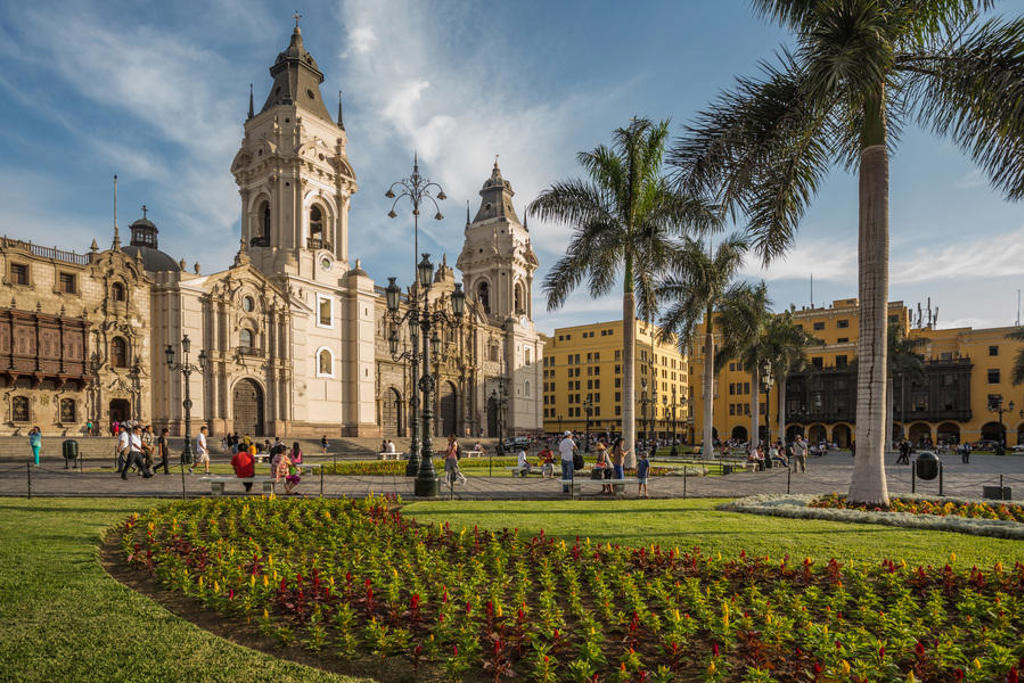Plaza Mayor in Lima met de kathedraal en palmbomen, tijdens groepsrondreis Noord-Peru.