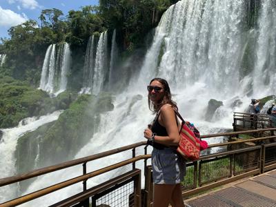 Reiziger op uitkijkplatform bij de Iguazú-watervallen tijdens de route door Brazilië.