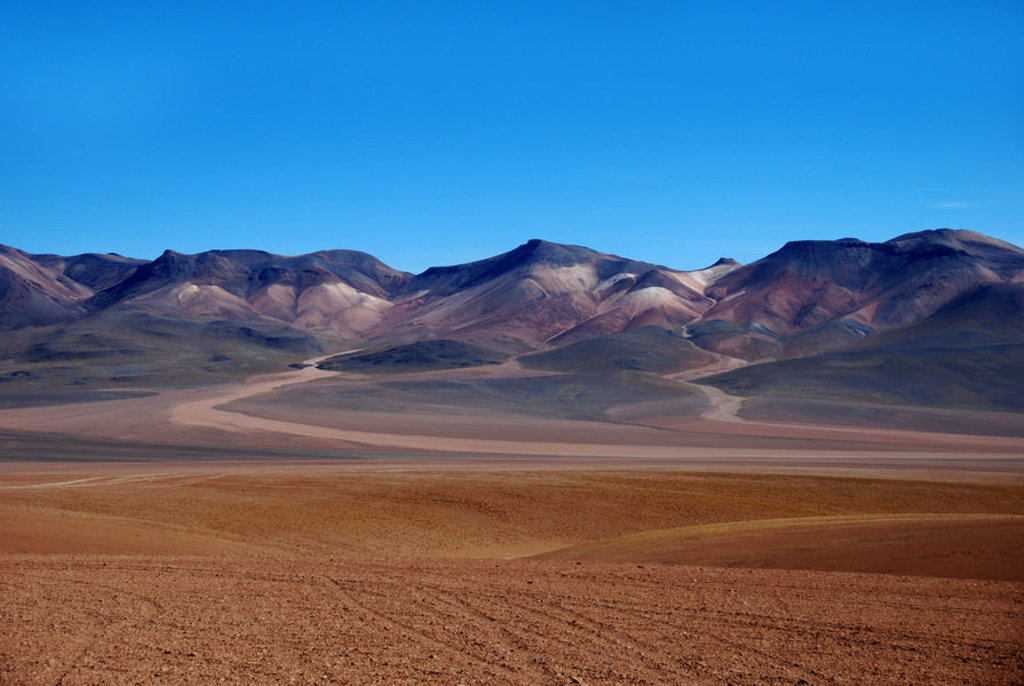 Woestijnlandschap met kleurrijke bergen op de Altiplano tijdens groepsrondreis Bolivia en Chili.