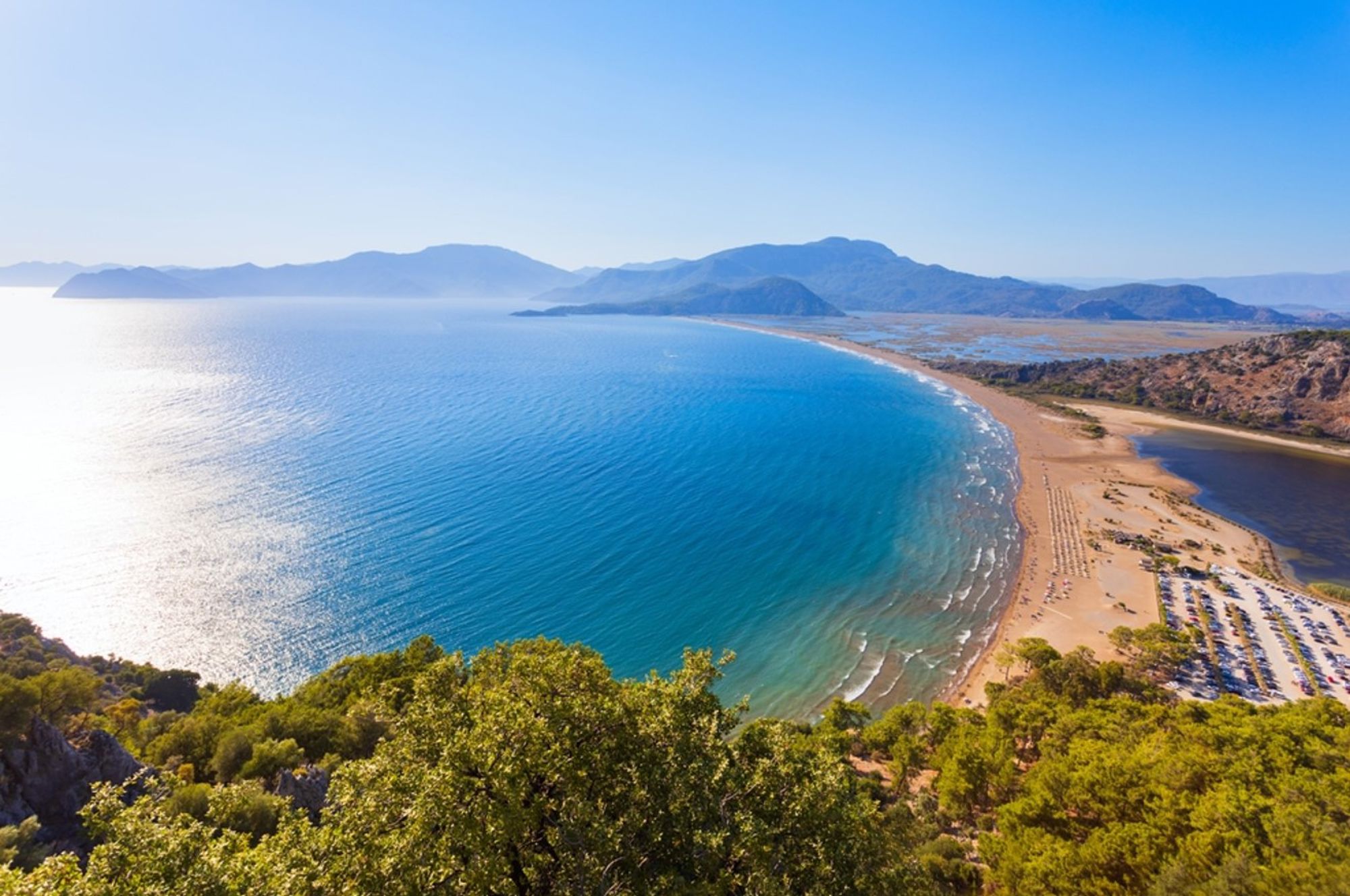 Panoramisch uitzicht op de Blauwe Lagune en het strand van Ölüdeniz, Turkije.