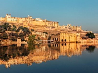 Amber Fort bij Jaipur weerspiegeld in het water, route Noord-India.