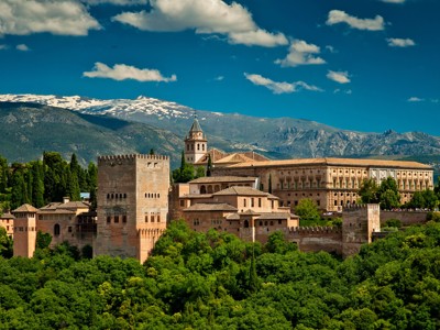 Alhambra in Granada met de Sierra Nevada op de achtergrond tijdens een rondreis door Andalusië.