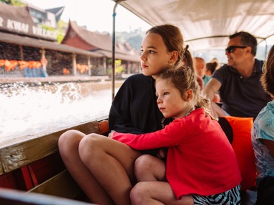 Reizigers in een boot op de rivier langs drijvende markt in Thailand, Route Thailand.