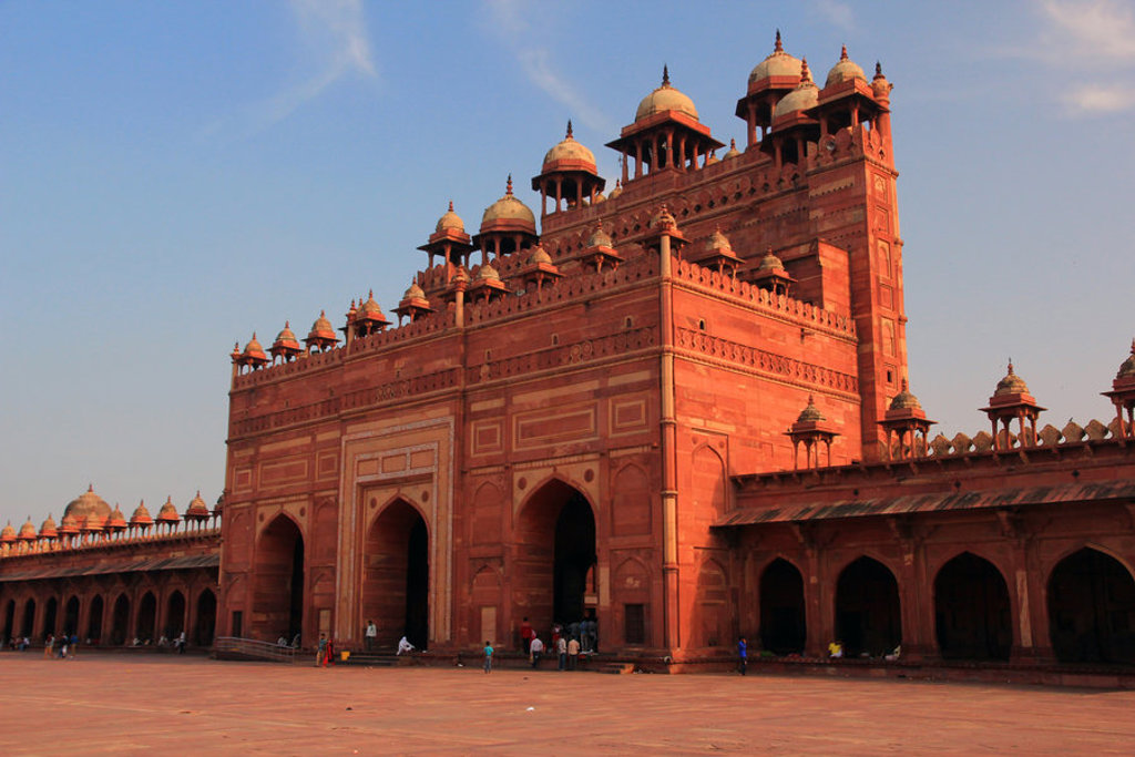 Rode zandstenen toegangspoort van Fatehpur Sikri tijdens een 22-35ers reis door India.
