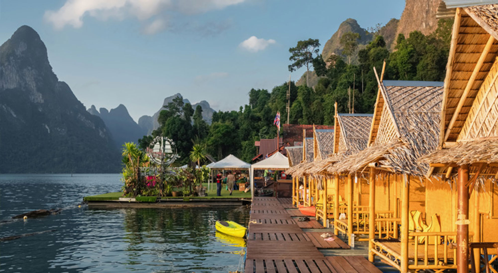 Drijvende bungalows op het Cheow Lan-meer in Khao Sok National Park, Thailand, met kalksteenbergen op de achtergrond.