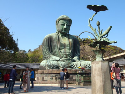 Grote Boeddha van Kamakura (Daibutsu) met bezoekers bij de Kotoku-in tempel in Japan.