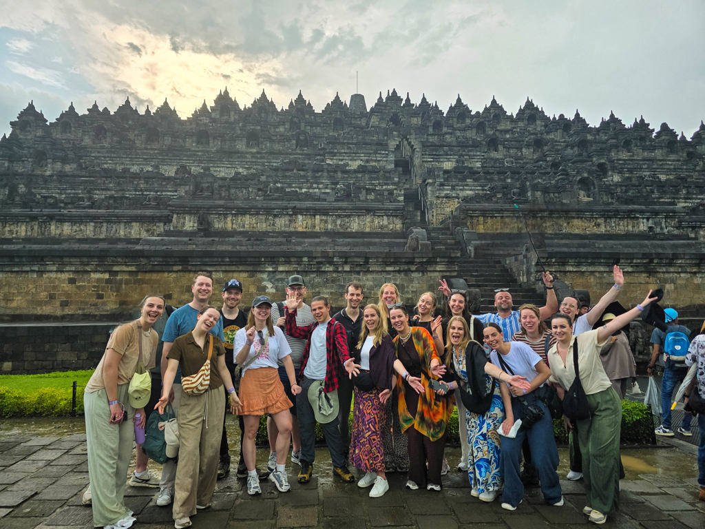 Groep 22-35ers bij de Borobudur-tempel op Java tijdens een rondreis Indonesië: Java en Bali.