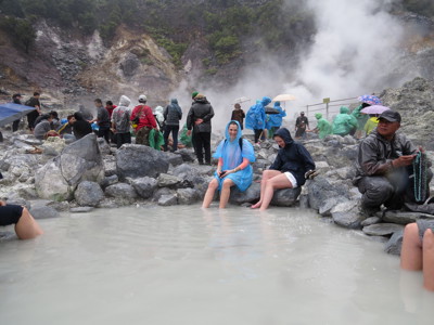 Reizigers bij de zwavelbronnen van Kawah Ijen op Java tijdens de Route Java en Bali.