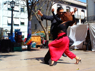 Tango danspaar danst op een plein in Buenos Aires, Argentinië.