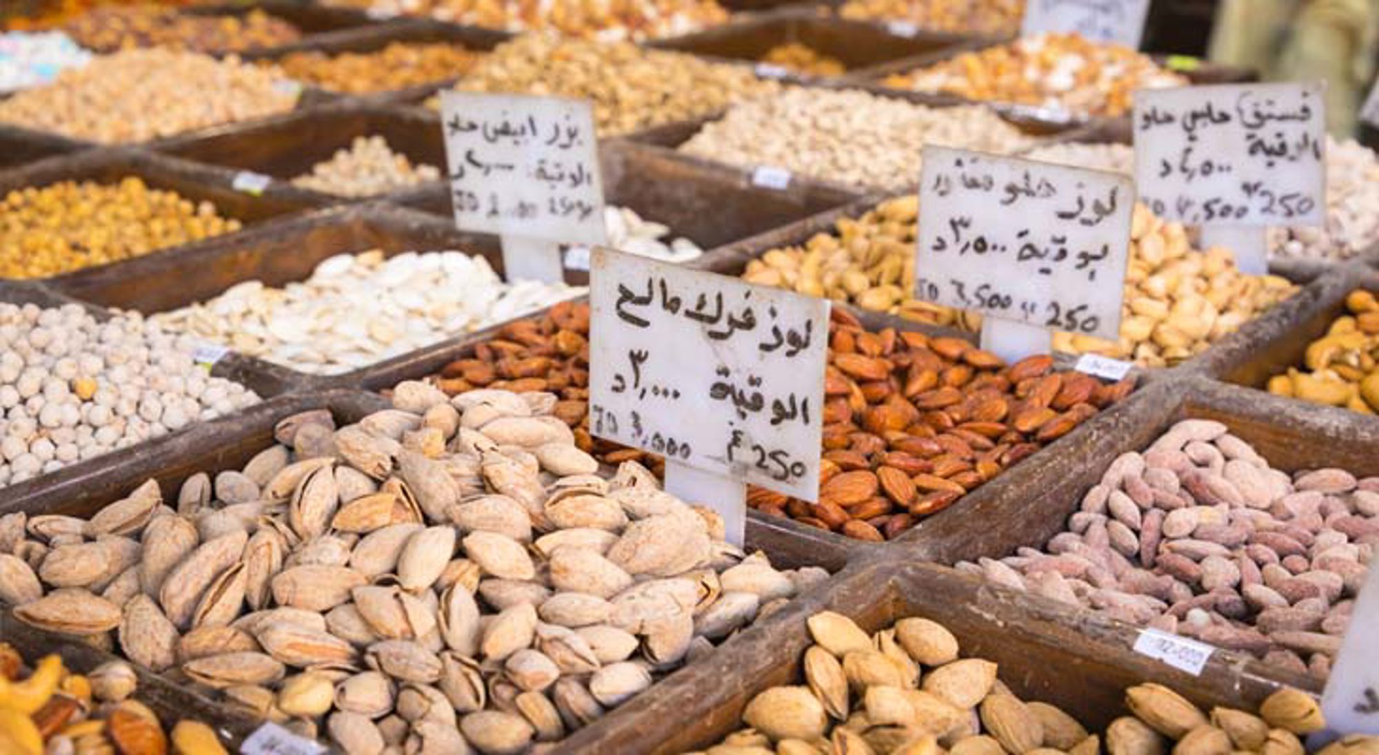 het antieke Jerash met Romeinse ruïnes tussen groene heuvels in Jordanië.