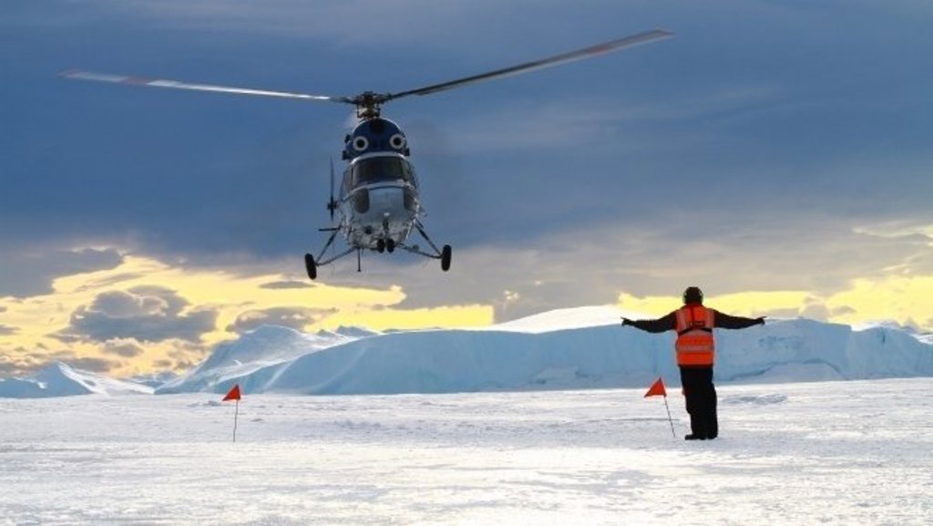 Helikoptervlucht boven Snow Hill eiland tijdens groepsrondreis Antarctica.