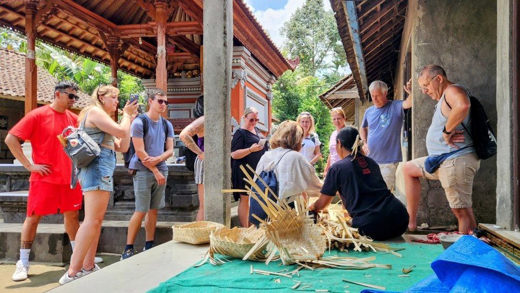 Uitzicht op groene rijstterrassen op Bali tijdens groepsrondreis Java & Bali Hoogtepunten.