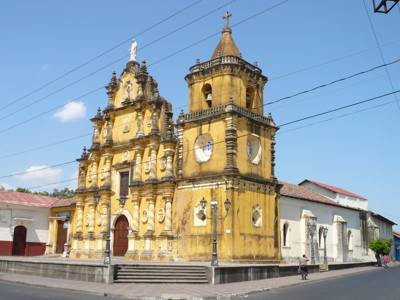 Gele kathedraal met klokkentoren op het centrale plein van León, Nicaragua.