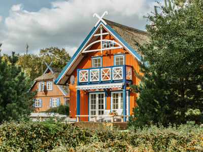 Traditionele houten huisjes met rieten dak in de Baltische Staten, onderdeel van de Route Baltische Staten.