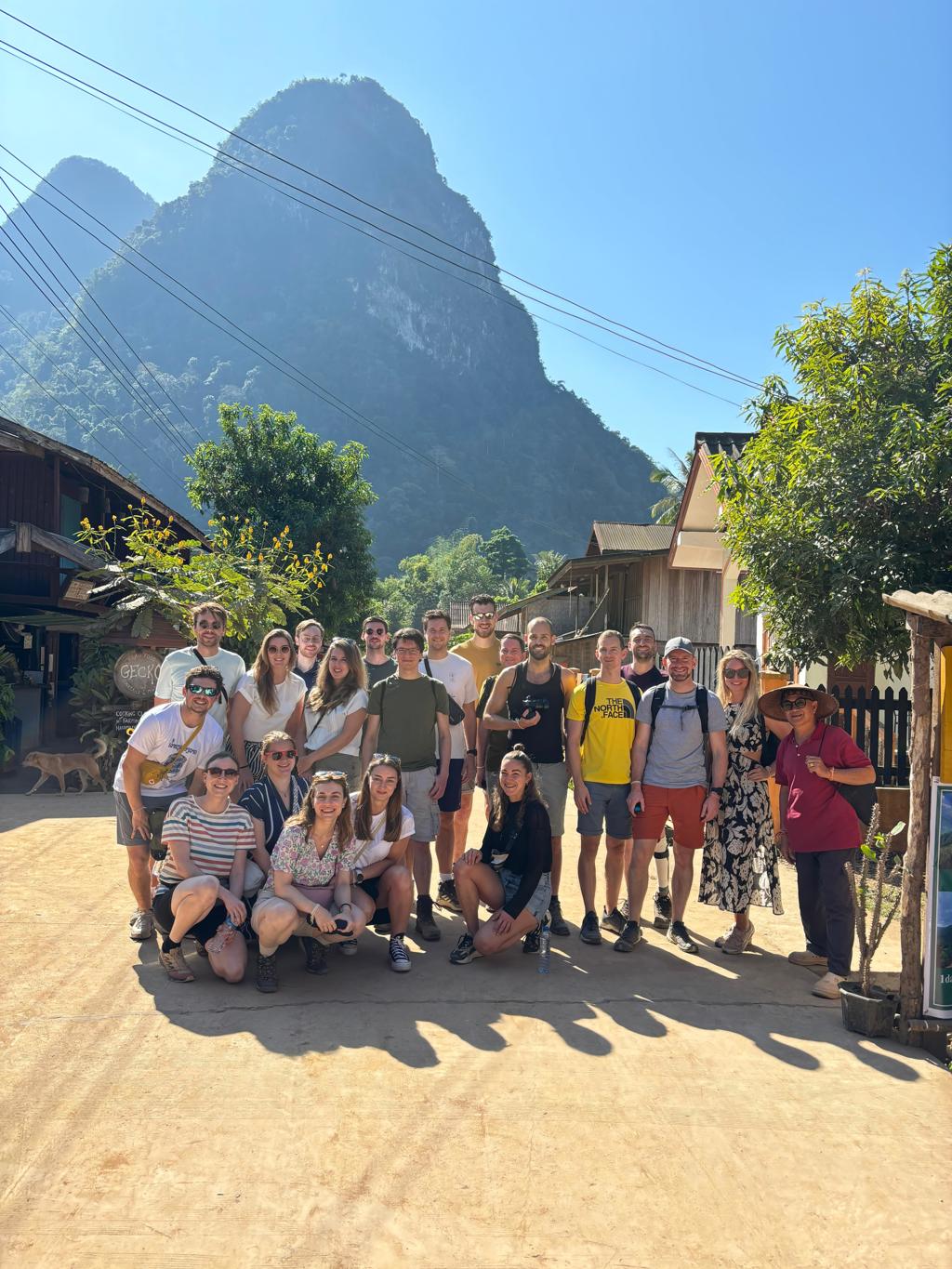 Uitzicht op groene bergen en jungle, tijdens de 22-35ers reis Thailand, Laos & Cambodja.