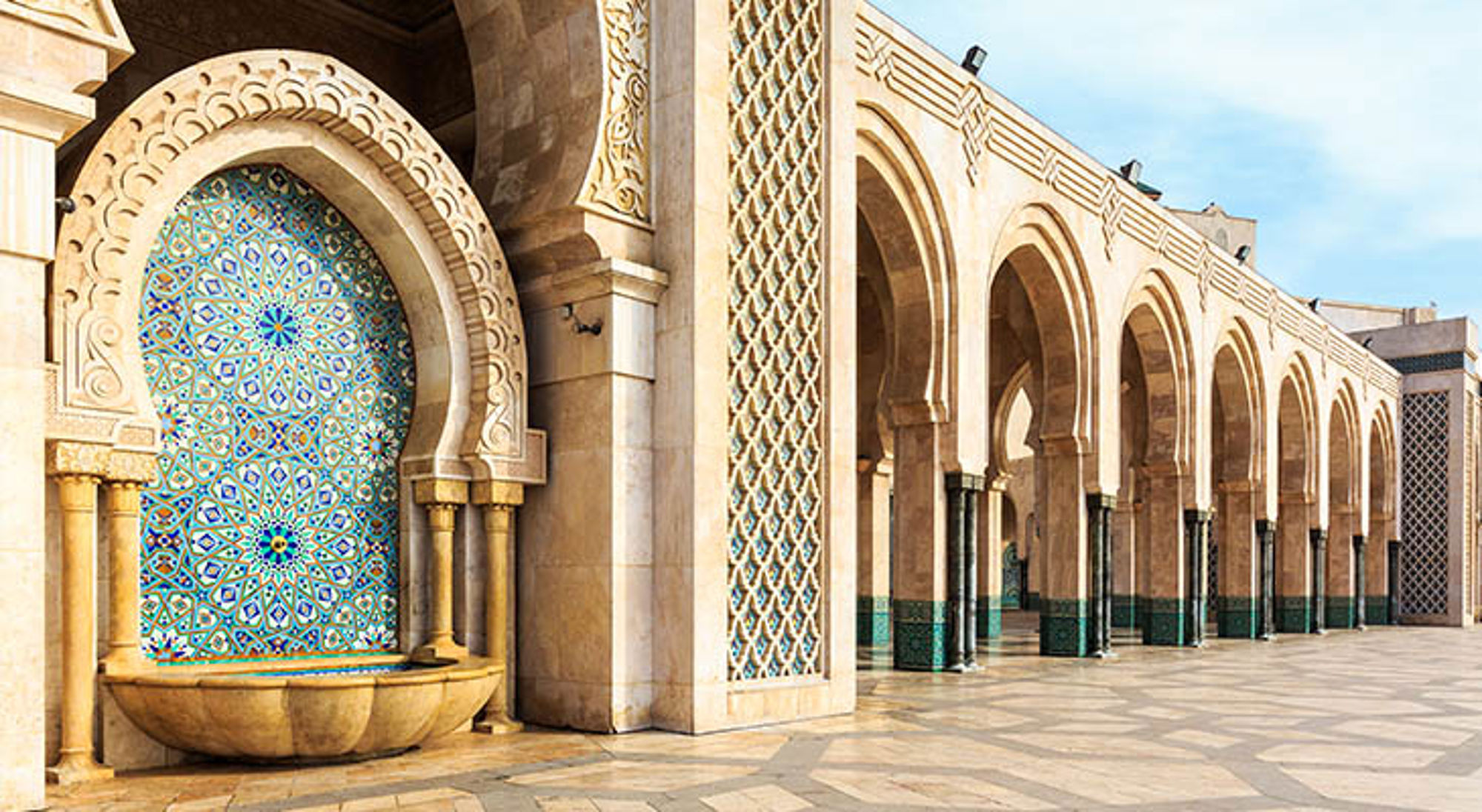 Mozaïekfontein en bogen in de Hassan II-moskee in Casablanca, Marokko.