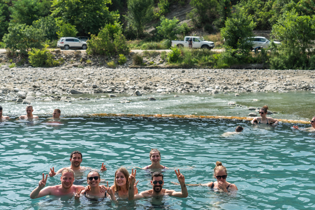 Jongeren zwemmen in een rivier in Albanië tijdens een 22-35ers groepsrondreis.