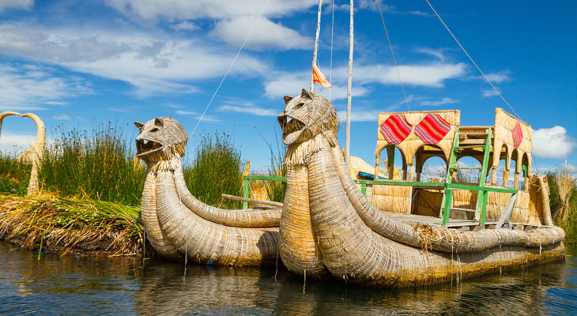 Traditionele boten Titicacameer Rieten totora-boot op het Titicacameer bij de drijvende Uros-eilanden in Peru.