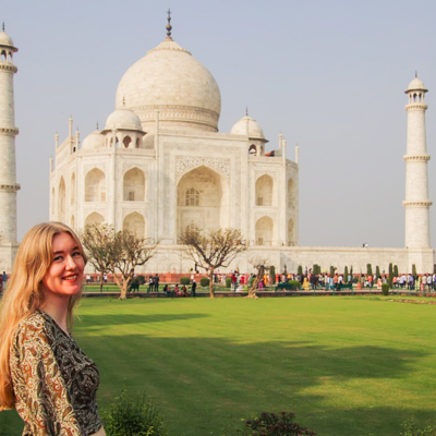 Reiziger bij de Taj Mahal in Agra tijdens een 22-35ers groepsrondreis door India.