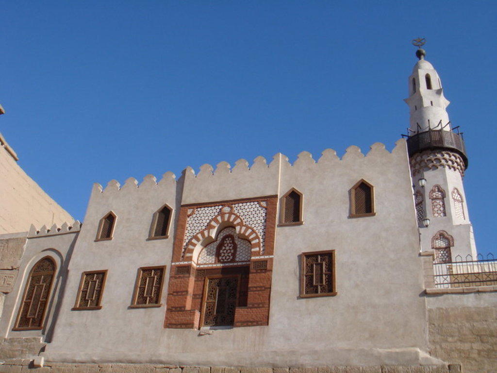Witte moskee met minaret en versierde toegangspoort tijdens groepsrondreis Egypte Hoogtepunten.
