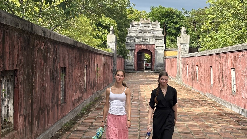 Twee tieners wandelen over de Citadel van Hué in Vietnam, tijdens de Familiereis Vietnam Kort.