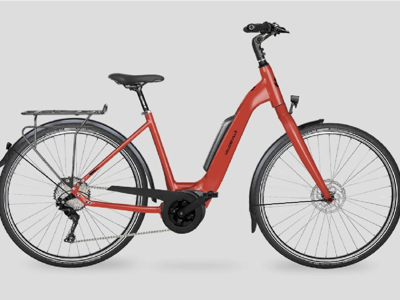 Rode e-bike met lage instap voor een fietsreis in Slovenië of de Balkan.
