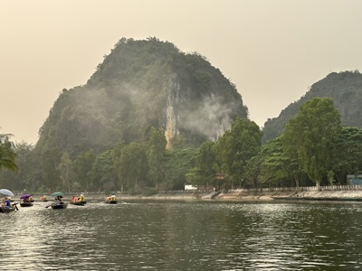 Roeiboten op de rivier bij kalkstenen karstbergen in Ninh Binh, Vietnam.