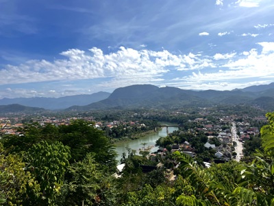 Uitzicht op Luang Prabang met de Mekong en groene bergen, Route Indochina.