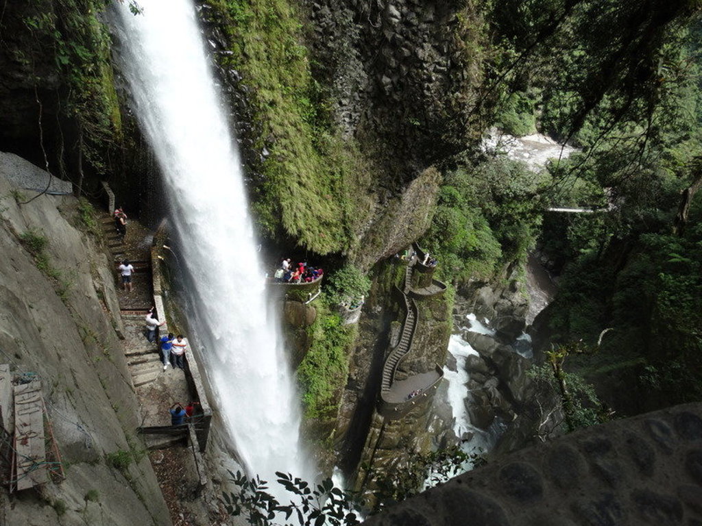 Waterval bij Pailón del Diablo met wandelpad langs de rotswand, tijdens groepsrondreis Ecuador.
