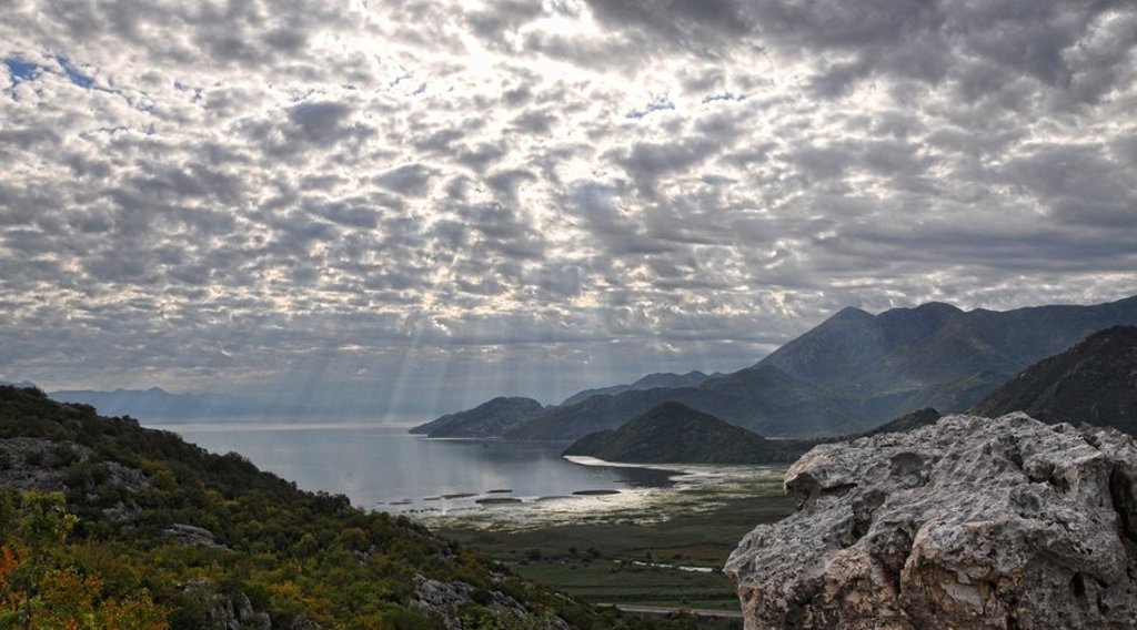 Groen landschap met heuvels tijdens een groepsrondreis door de Balkan.