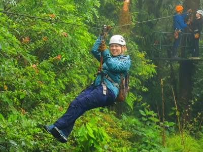 Ziplinen door het regenwoud in Costa Rica tijdens de Route Trans Midden Amerika.