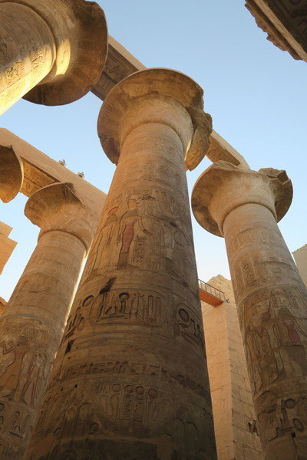 Hoge tempelzuilen met hiërogliefen in Egypte, gezien vanaf de binnenplaats.