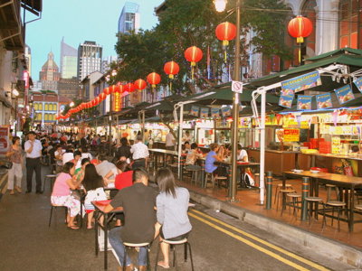 Avondmarkt met straatkraampjes en rode lampionnen in Kuala Lumpur, Route West Maleisië & Borneo.