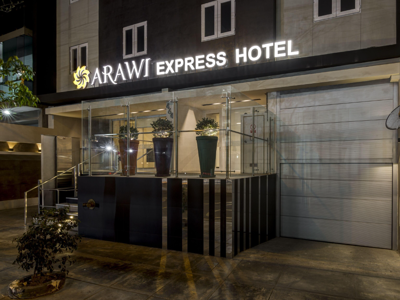 Entree van Arawi Express Hotel in Miraflores met verlichte gevel en glazen ingang.