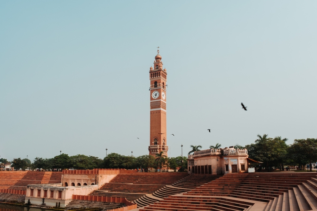 Klokkentoren bij een ghats-trappencomplex aan het water tijdens een 22-35ers reis India.
