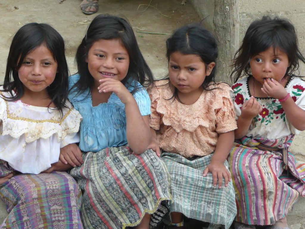 Vier meisjes in traditionele kleding in Guatemala, tijdens een familiereis Guatemala en Belize.