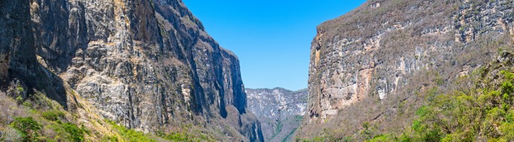Uitzicht op de Sumidero Canyon met steile rotswanden langs de rivier in Mexico.