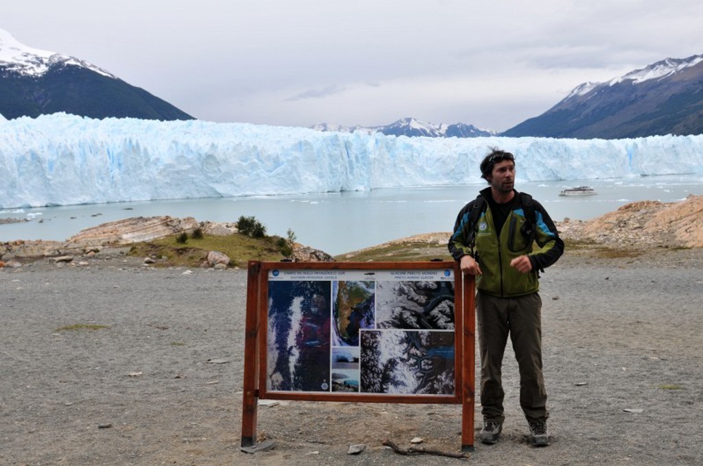 Gids bij de Perito Moreno-gletsjer in Patagonië, met ijsschotsen in het meer en bergen op de achtergrond.
