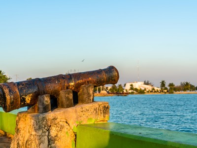 Oud scheepskanon aan de boulevard met uitzicht op zee, Route Mexico.