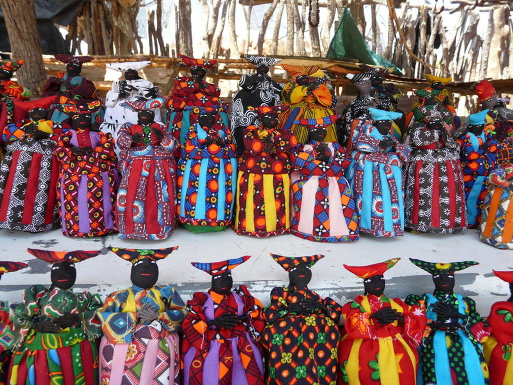 Kleurrijke handgemaakte poppen met Afrikaanse stoffen op een marktkraam tijdens de 22-35ers reis Zuidelijk Afrika.
