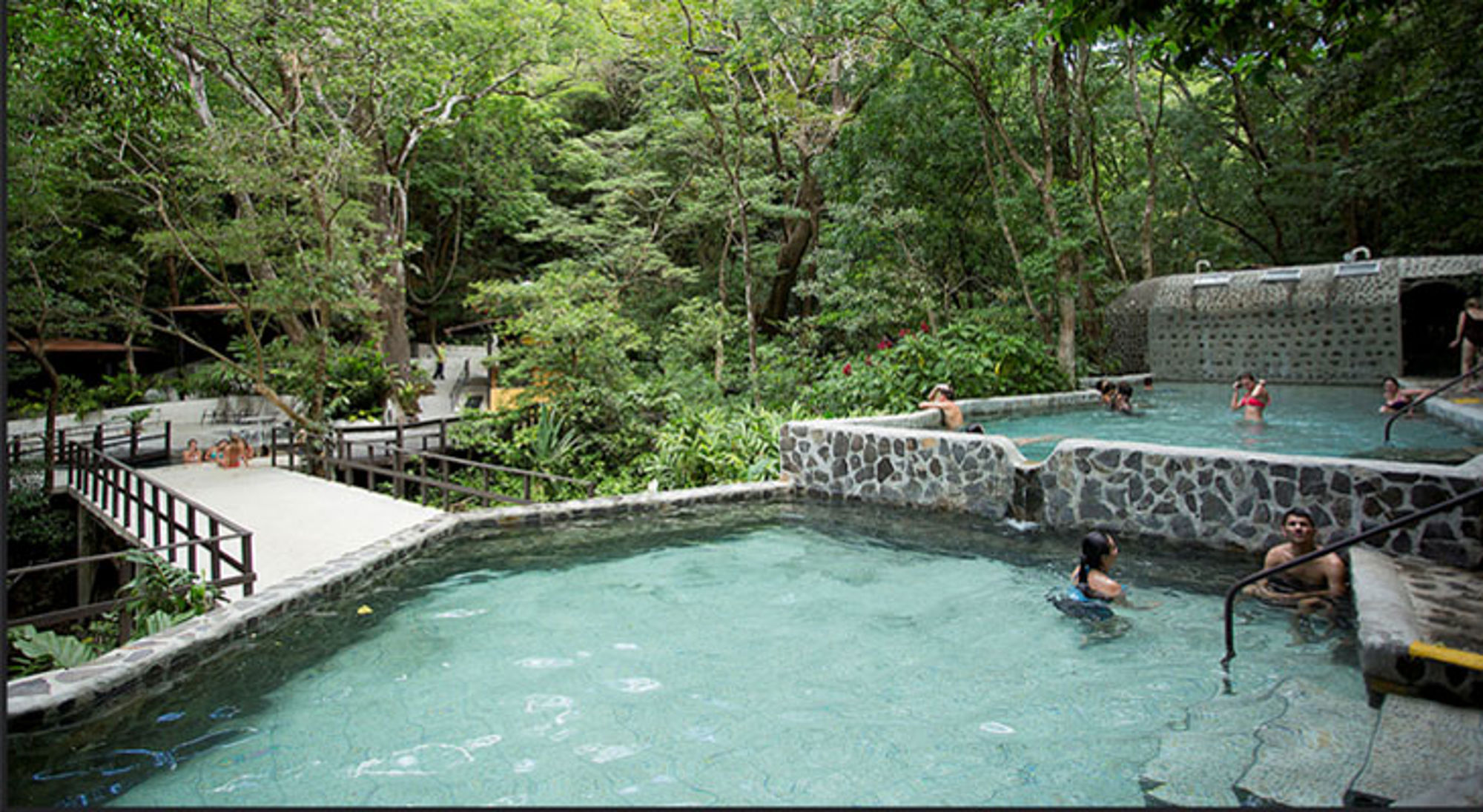 Accommodatie Rincon de la Vieja Warmwaterbronnen met zwembaden in het regenwoud van Costa Rica.