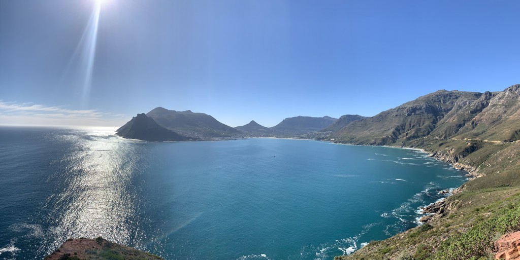 Panorama van de kust bij Kaapstad met bergen en een blauwe oceaan tijdens groepsrondreis Zuidelijk Afrika.